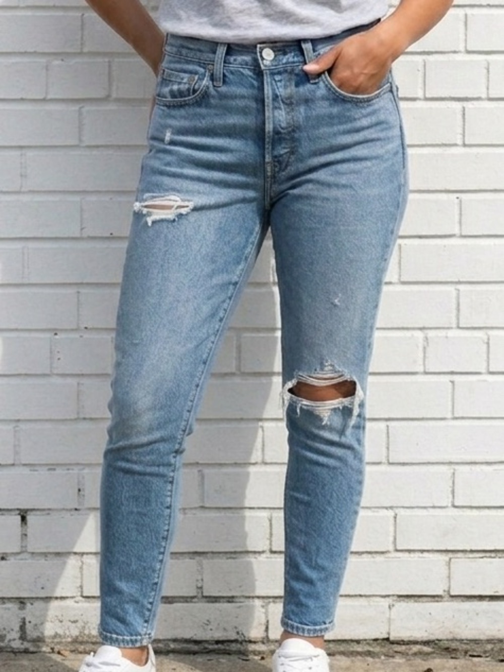 Levi’s 501 Skinny Premium NWOT W28 L28 Distressed Light Wash Jeans